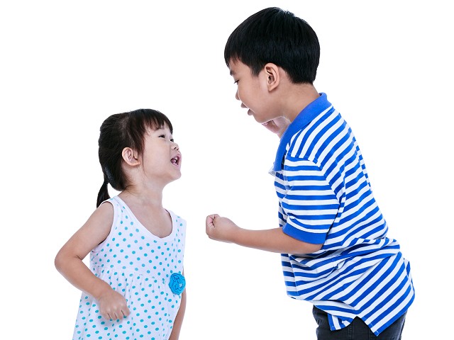 兩個小孩在吵架