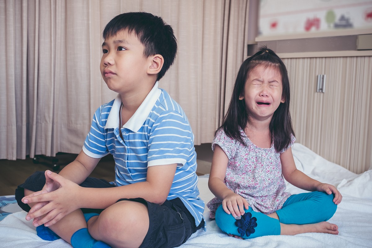 兩個小孩在哭