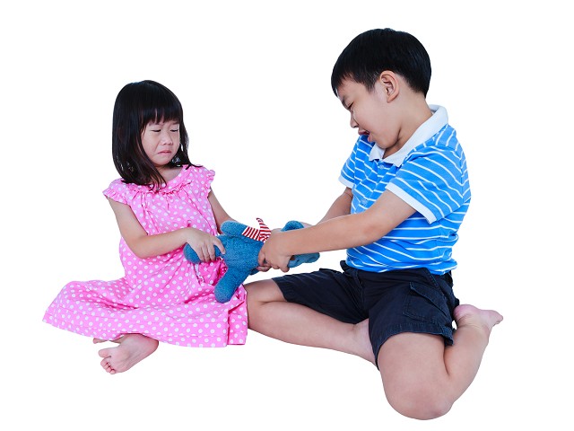 兩個小孩在搶娃娃