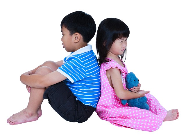 兩個小孩背靠背不理對方