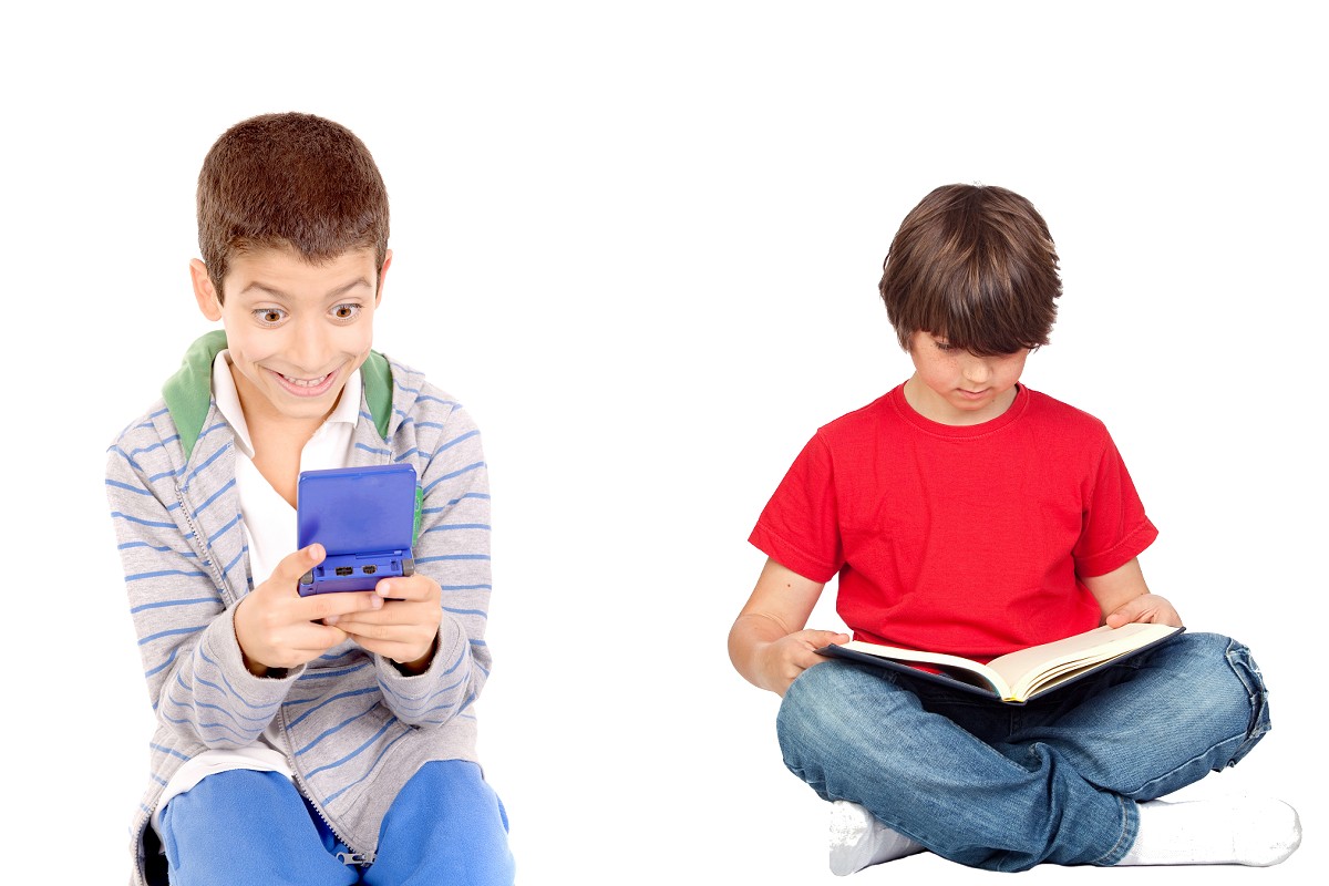 在打電動和在讀書的兩個孩子