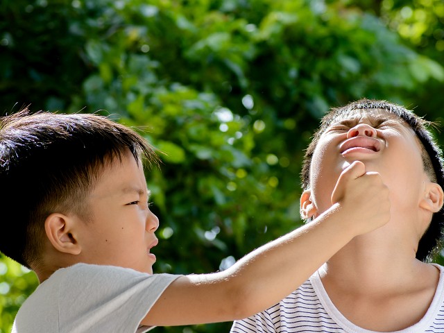 小孩打架