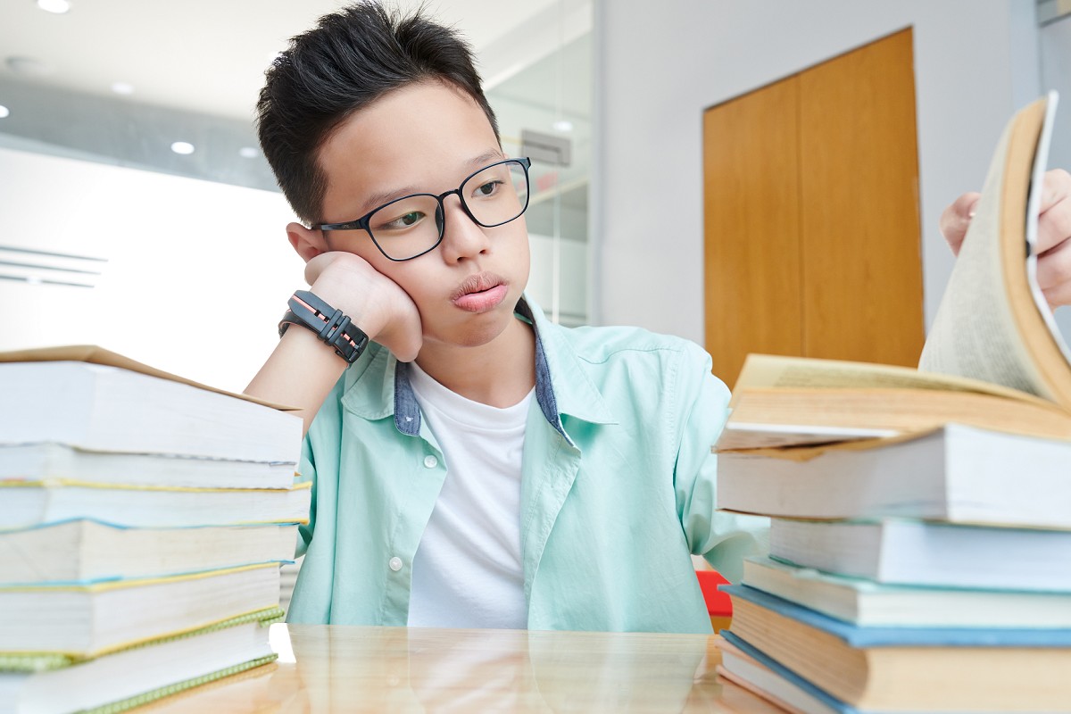 小孩無聊在翻書