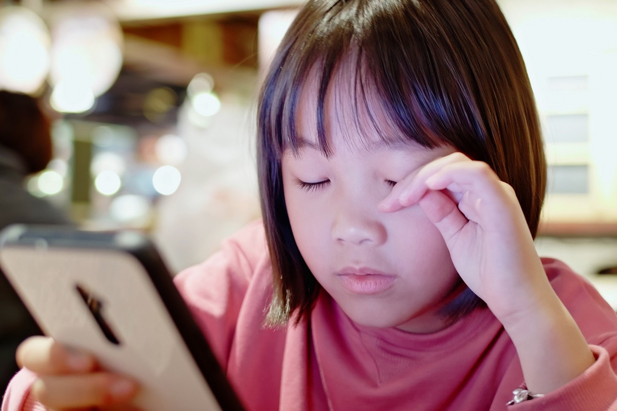 小孩玩手機揉眼睛