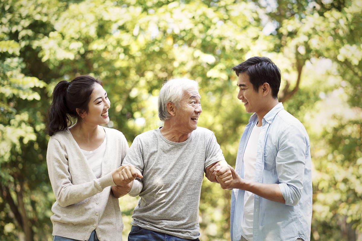年輕人攙扶老人