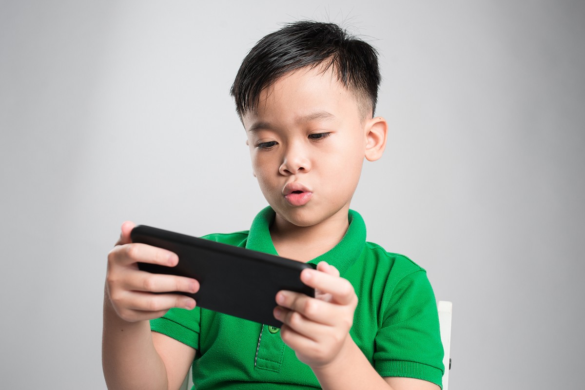 打遊戲機的小孩