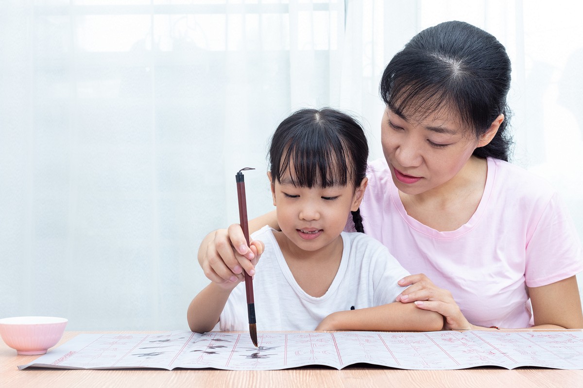 母親教女兒寫書法