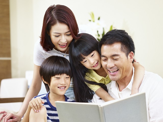 父母小孩一起看書