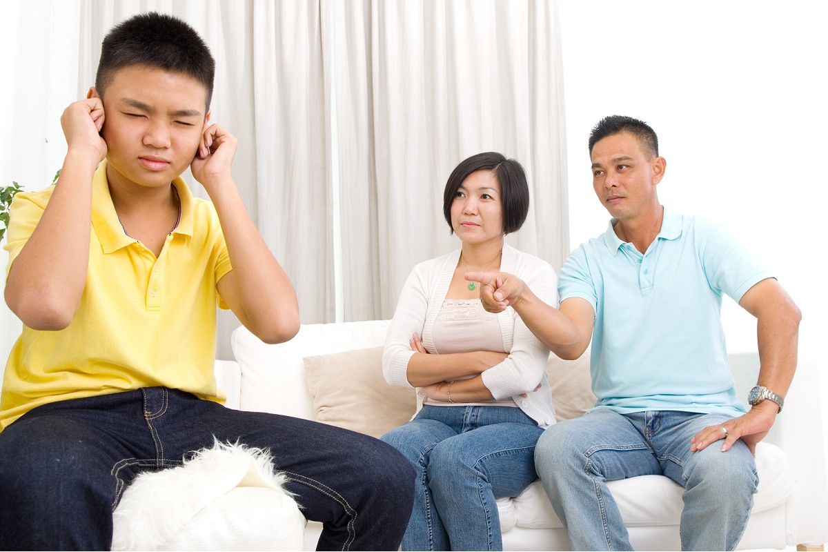 父親指責小孩不想聽