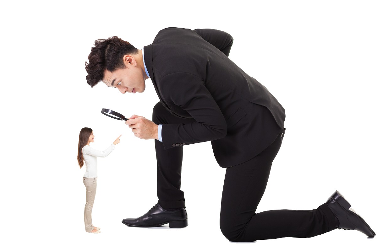 拿放大鏡看小的人