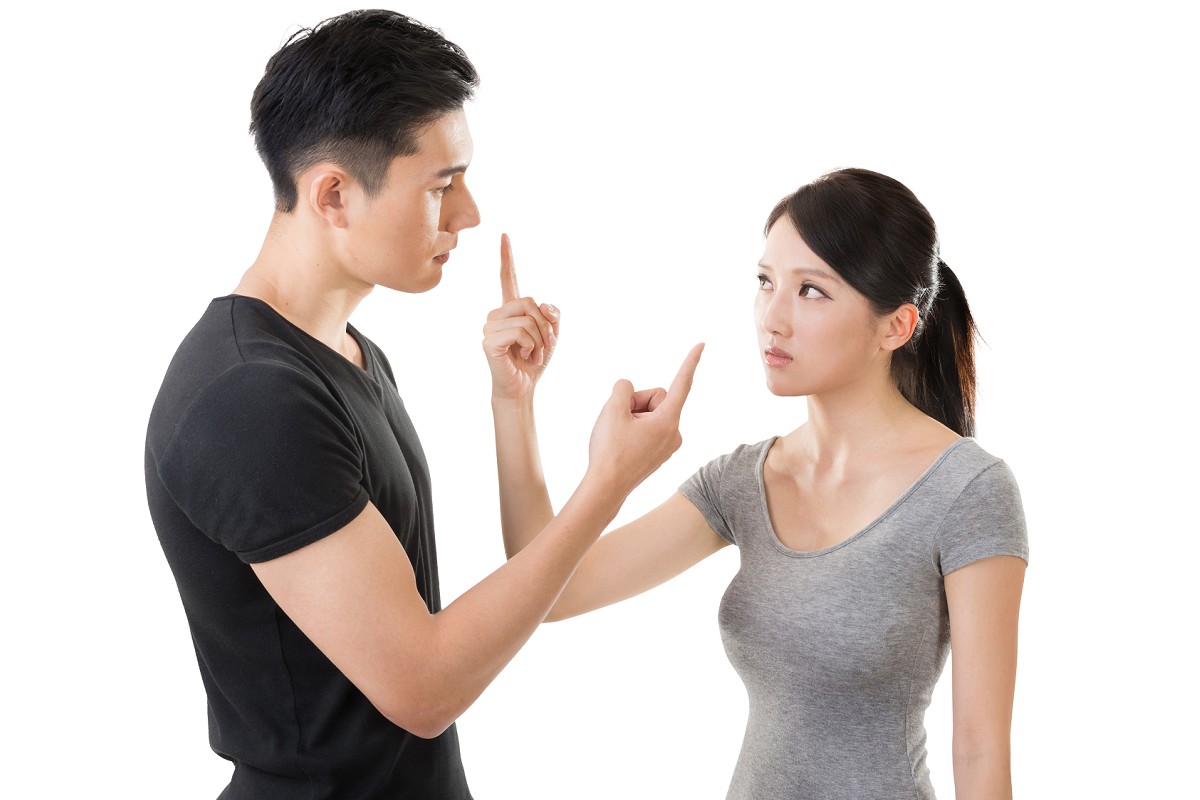 男女互指對方