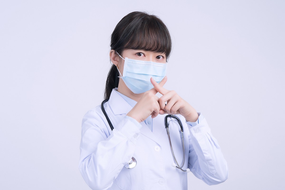 不要開口講話